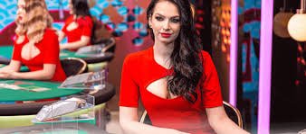 7mmr မြန်မာနိုင်ငံ ကစားသမားများ MMK ဖြင့် ငွေသွင်းကစားနေသောမြင်ကွင်း